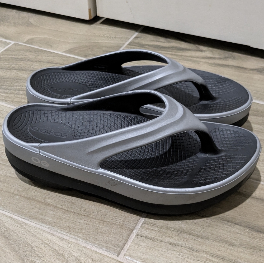 OOFOS Gray and Black Platform Flip-flops. SOLD